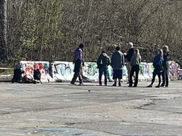 Deltagare samlas på den stora asfaltsytan i graffitiparken