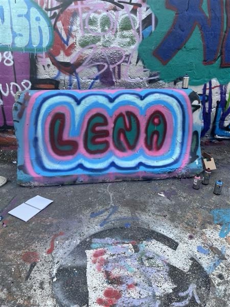 Namnet Lena sprejat på ett betongblock